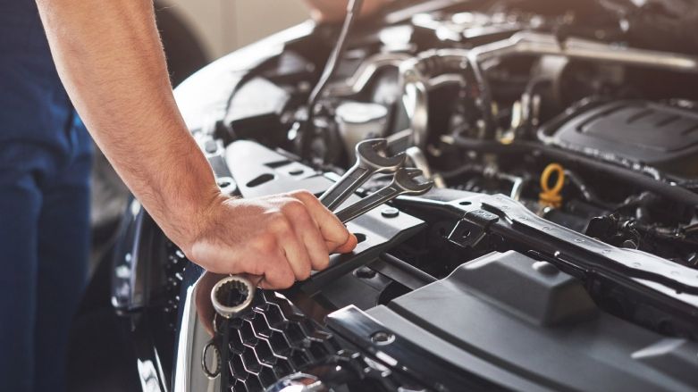 Motor de coche abierto en reparación